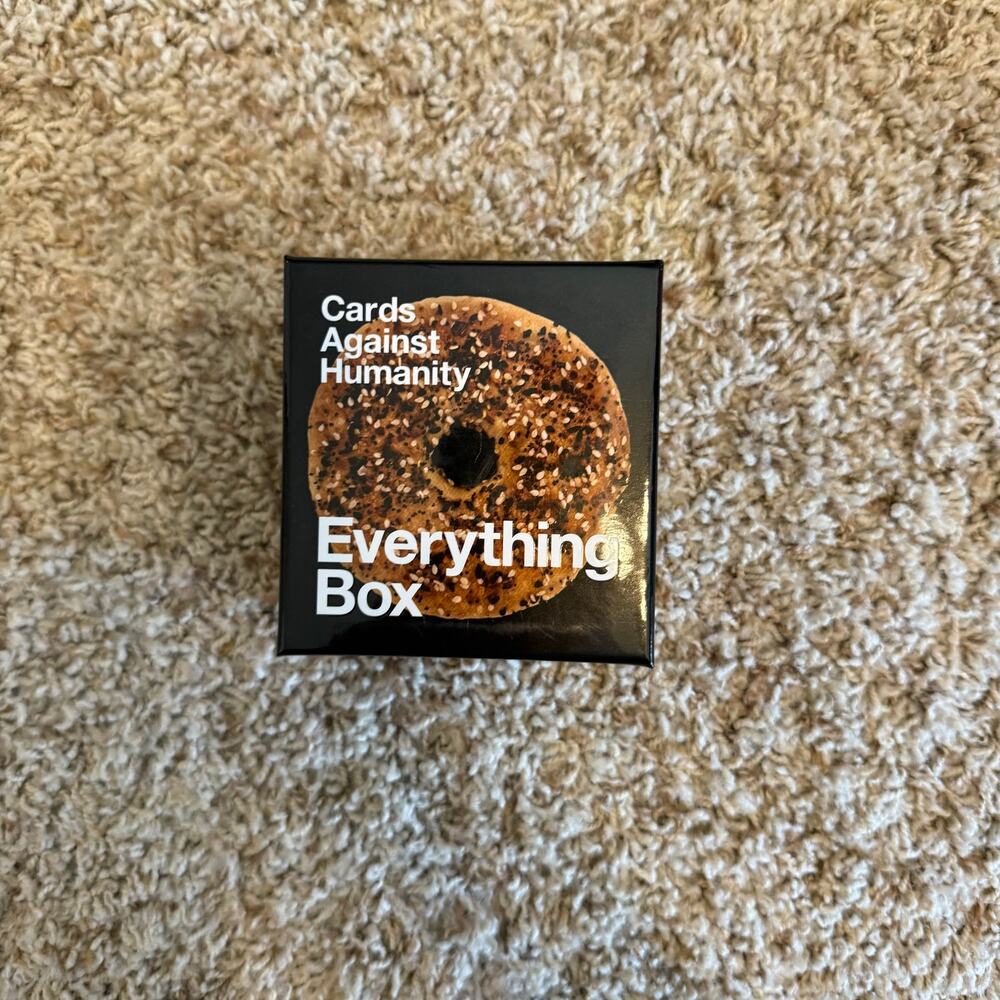 Cards Against Humanity: Everything Box - Picture 2 of 2